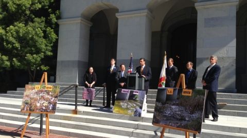 El senador  Alex Padilla (c) dice que ya es hora  de una solución a nivel de todo California para proteger el medio ambiente.