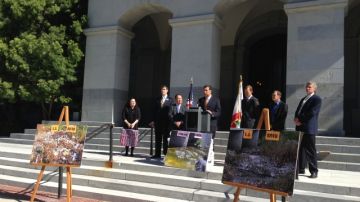 El senador  Alex Padilla (c) dice que ya es hora  de una solución a nivel de todo California para proteger el medio ambiente.