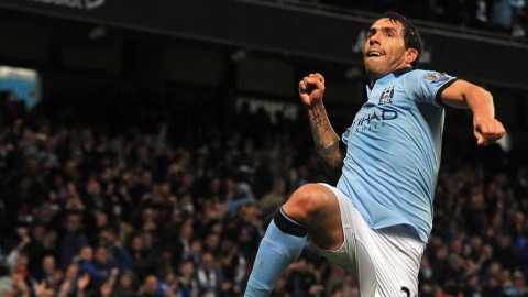 Carlos Tévez festeja por los aires después de anotar el gol que da esperanza a los 'citizens' de alcanzar al Manchester United.