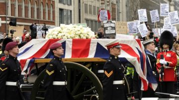 El ataúd de la ex primera ministra británica Margaret Thatcher, cubierto con la bandera británica y un ramo de rosas blancas, es transportado en un armón de artillería tirado por seis caballos y escoltado por  las tres fuerzas armadas.