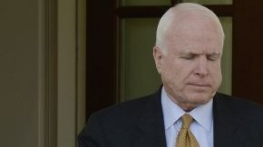 El senador republicano por Arizona John McCain (i) y el senador demócrata por Nueva York Charles Schumer, (d) salen de la Oficina Oval después de su reunión con Obama sobre la reforma migratoria.