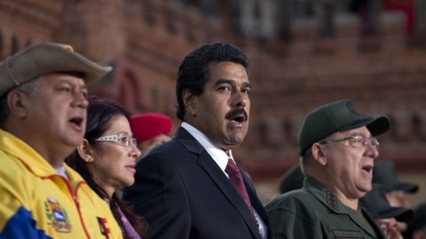 Maduro (c) y Cabello (i) anunciaron que la oposición podría perder voz y voto en la Asamblea de no reconocer su derrota electoral.