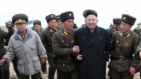 El líder norcoreano Kim Jong Un, centro, camina con una unidad militar tras su arribo a Mu Islet, localizado en el suroeste de la frontera con Corea del Sur.