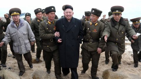 El líder norcoreano Kim Jong Un, centro, camina con una unidad militar tras su arribo a Mu Islet, localizado en el suroeste de la frontera con Corea del Sur.
