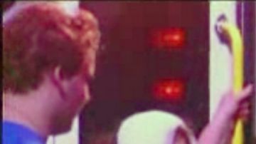 Esta imagen, tomada de la televisión, muestra a una de las decenas de heridos por el incendio en planta de Waco, Texas.