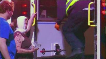 Esta imagen, tomada de la televisión, muestra a una de las decenas de heridos por el incendio en planta de Waco, Texas.