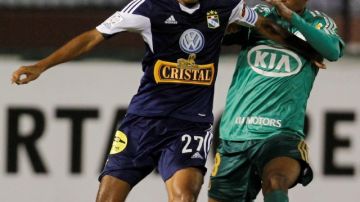 Carlos Lobatón (izq.), de Sporting, domina sobre Marcio Araujo, del Palmeiras, en el encuentro de ayer disputado en Lima.