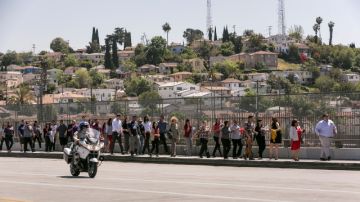 La patrulla de carreteras de California acompaña a los estudiantes cuando  regresaban al campus universitario tras la falma alarma.