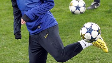 El delantero argentino  del Barcelona, Lionel Messi, controla el balón durante el entrenamiento para disputar un partido de la Champions.