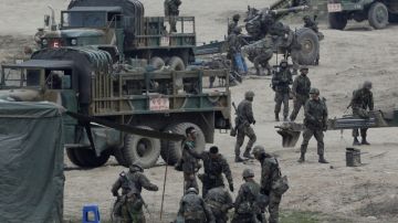 Soldados surcoreanos realizan  ejercicios militares en la frontera con Norcorea, preparándose para un posible ataque.