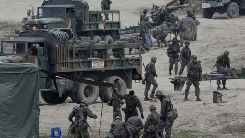 Soldados surcoreanos realizan  ejercicios militares en la frontera con Norcorea, preparándose para un posible ataque.