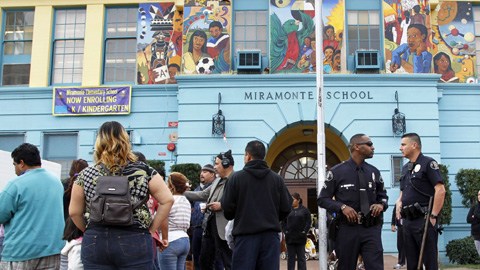 Protesta de padres en la primaria Miramonte en Los Ángeles, cuando dos profesores han sido acusados de cometer actos lascivos.