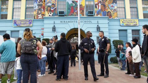 Protesta de padres en la primaria Miramonte en Los Ángeles, cuando dos profesores han sido acusados de cometer actos lascivos.