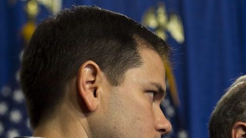 El senador republicano por la Florida Marco Rubio (i), el demócrata de Nueva York Chuck Schumer (c) y el republicano de Arizona John McCain, miembros del llamado "Grupo de los ocho", durante una conferencia celebrada ayer.