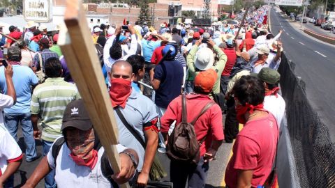 Los maestros bloquearon 19 horas la autopista del Sol.