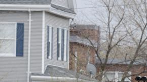 Vehículos militares y de los cuerpos de emergencia recorren las calles de Watertown, cerca de Boston.