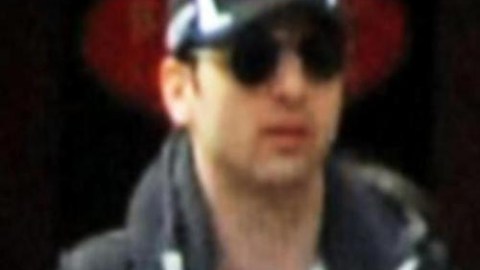 Ayer, cuando sus fotos fueron publicadas por el FBI, Tamerlan Tsarnaev llamó a su tío para pedirle perdón.