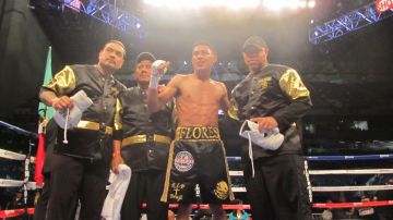 Miguel Flores logró una victoria en el Alamodome, en cartelera de boxeo de la pelea de Saúl 'Canelo' Álvarez.