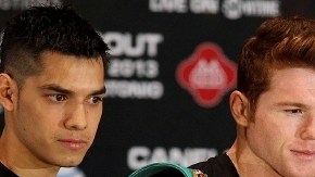 Saúl Álvarez (centro) con su rival Austin Trout (der.), en la última rueda de prensa ayer.