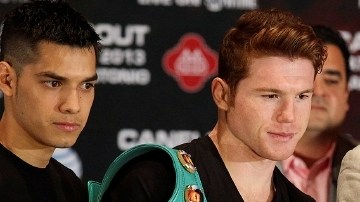 Saúl Álvarez (centro) con su rival Austin Trout (der.), en la última rueda de prensa ayer.