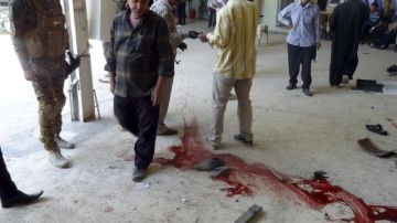 Imagen de los desperfectos y la sangre producidos por un atentado por bomba escondida en un aparato de aire acondicionado, en  Irak