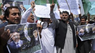Simpatizantes del partido político del expresidente paquistaní Pervez Musharraf coreaban consignas ayer durante una manifestación convocada por el arresto de este en Peshawar, Pakistán.