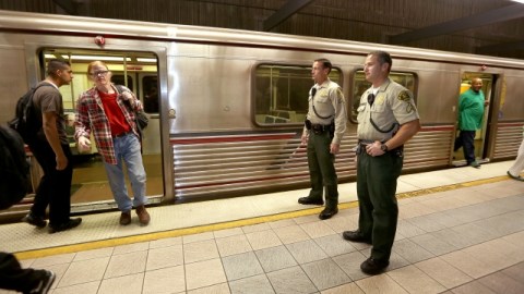 En las estaciones de trenes de mayor concentración, se ha reforzado la seguridad con perros detectores de explosivos.