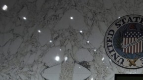 El senador  Patrick Leahy (c) hablaba ayer con los senadores  Chuck Schumer (3ro. der.), Dianne Feinstein (2da. der.) y Dick Durbin.