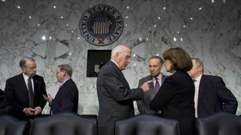 El senador Patrick Leahy (c) hablaba ayer con los senadores Chuck Schumer (3ro. der.), Dianne Feinstein (2da. der.) y Dick Durbin.