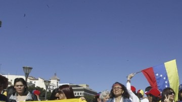 Varios cientos de venezolanos en la Plaza de Colón, en Madrid, para demostrar su apoyo a Henrique Capriles.