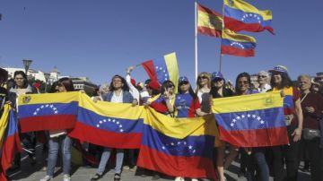 Varios cientos de venezolanos en la Plaza de Colón, en Madrid, para demostrar su apoyo a Henrique Capriles.