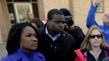 Steve Vanek, alcalde de West, habla con los medios en la puerta del Ayuntamiento, tres días después de la explosión en una planta de fertilizantes en este pueblo de Texas.