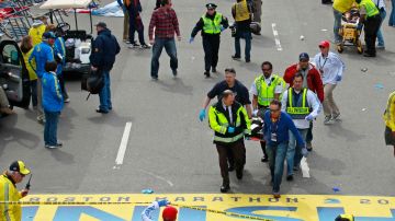 Varios corredores fueron rescatados tras las explosiones en el Maratón de Boston y llevados en camilla a recibir auxilio, el 15 de abril pasado.