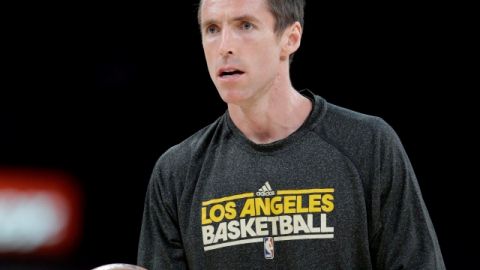 Steve Nash es visto en una práctica de Lakers.