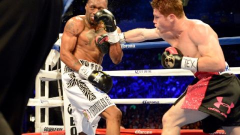'Canelo' Álvarez conecta con la derecha al cuerpo de Trout Austin ante 39,247 aficionados  en el Alamodome.