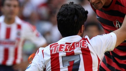 Rafael Márquez Lugo pide tarjeta ante los reclamos de Cufré en el Clásico Tapatío disputado en la cancha del Estadio Jalisco.