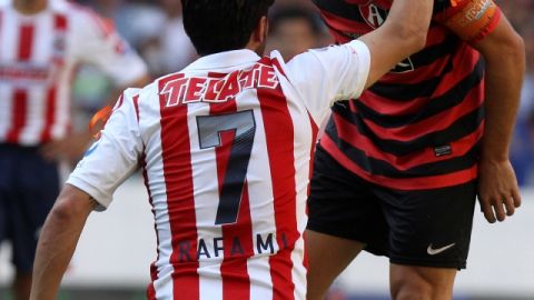 Rafael Márquez Lugo pide tarjeta ante los reclamos de Cufré en el Clásico Tapatío disputado en la cancha del Estadio Jalisco.