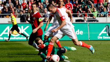 El francés Franck Ribery (der.)  desborda al portero  Ron-Robert Zieler  del Hannover para anotar el segundo gol de Bayern de Munich.