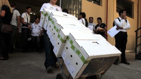 Operarios cargaban ayer en la sede del Tribunal Superior de Justicia Electoral (TSJE) los 1,951 maletines con útiles electorales  para las elecciones generales de hoy en Paraguay.