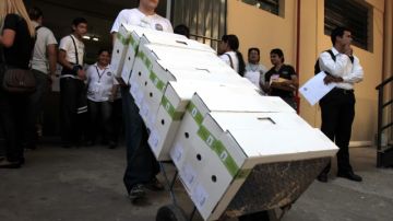 Operarios cargaban ayer en la sede del Tribunal Superior de Justicia Electoral (TSJE) los 1,951 maletines con útiles electorales  para las elecciones generales de hoy en Paraguay.