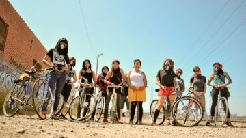 Miembros del grupo de ciclistas mujeres Ovarian Psycos de Boyle Heights que bicicletearán.