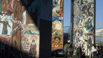 Los  turistas se toman fotos frente a uno de los 70 murales que existen en el Parque Chicano de San Diego.