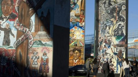 Los turistas se toman fotos frente a uno de los 70 murales que existen en el Parque Chicano de San Diego.