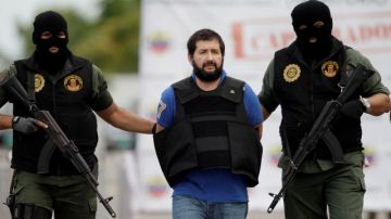 La banda de narcotraficantes tiene nexos con carteles mexicanos de la droga y con Daniel "el Loco" Barrera (en la foto), un narco colombiano preso que está a punto de ser extraditado a Estados Unidos.