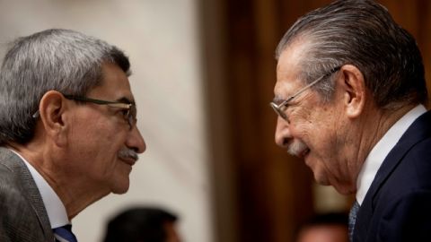 El general retirado José Rodríguez Sánchez, dialoga con José Efraín Ríos Montt.