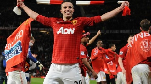 El holandés Robin van Persie guió al ManU al título con un 'hat-trick'