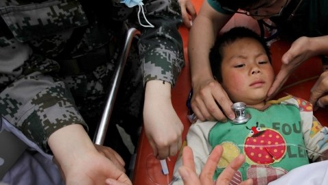 Un niño de 5 años, que sufrió heridas por el terremoto, es tratado por doctores en un hospital de Lushan, al suroeste de China.