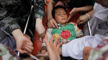 Un niño de 5 años, que sufrió heridas por el terremoto, es tratado por doctores en un hospital de Lushan, al suroeste de China.