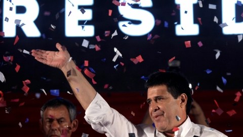 El candidato opositor Horacio Cartes gana la presidencia de Paraguay y saluda a sus simpatizantes en Asunción, ayer.