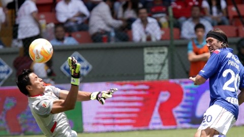 Intenso: en un mano a mano, Talavera logra desviar el disparo de Pavone en la cancha del Nemesio Díez.